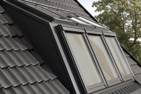 Die Fensterkombination kann in Dachneigungsbereichen von 35° bis 55° problemlos eingebaut werden.