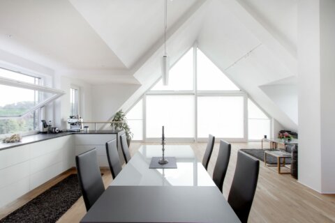 Dachausbauten und Aufstockungen für mehr Wohnraum. Holz kann hier sinnvoll und architektonisch wirken.